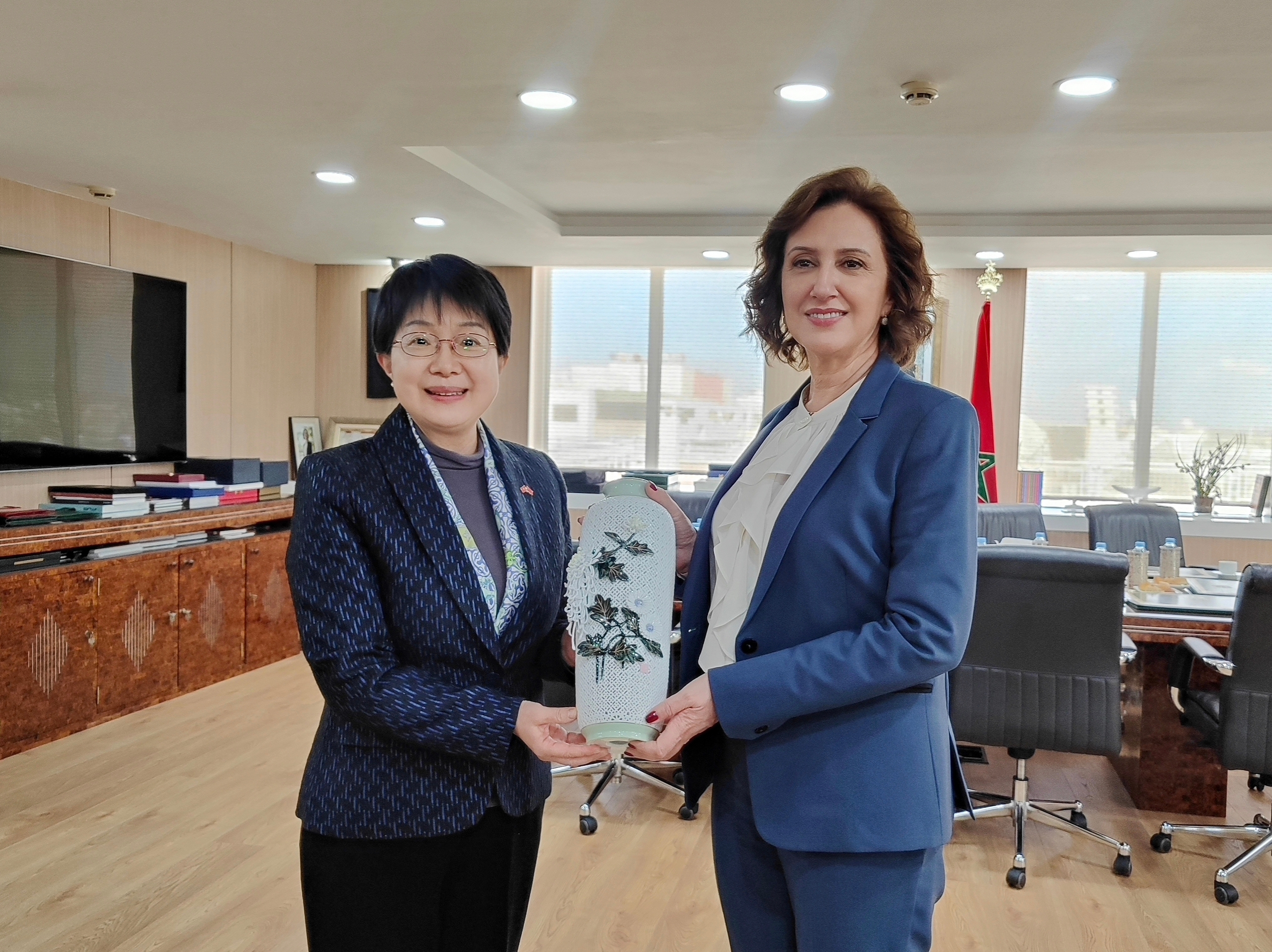 余大使拜会摩旅游、手工业和社会团结经济大臣.jpg